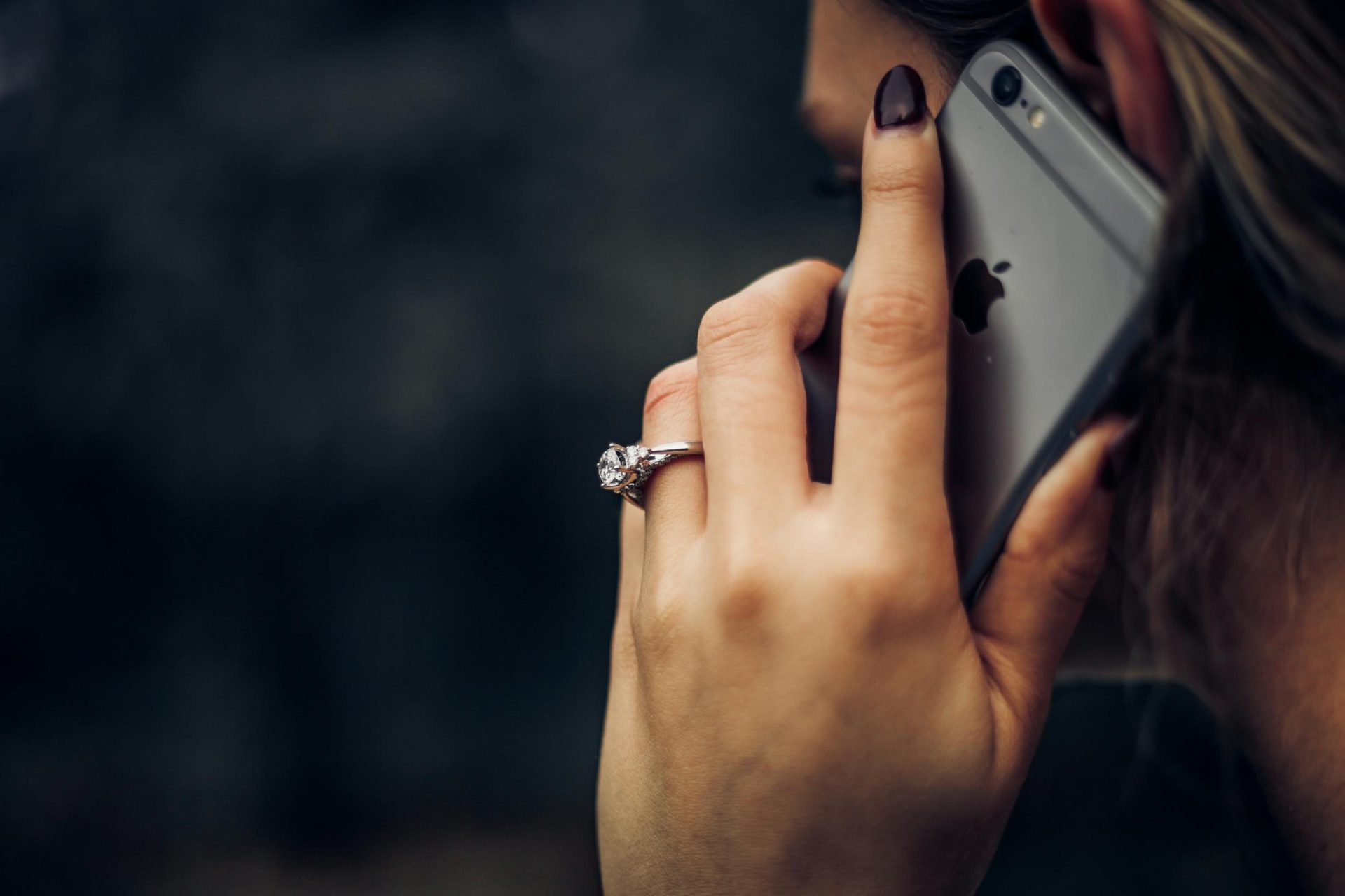 Femme au téléphone avec bague